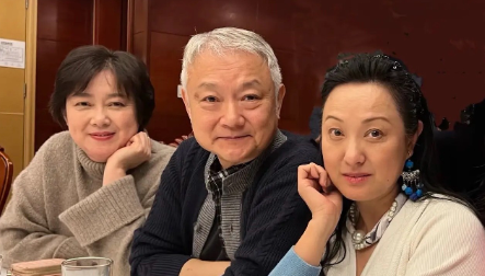 中间这一位白发苍苍的老演员能一眼认出他的，估计年龄也有50岁以上了，他当年演的角