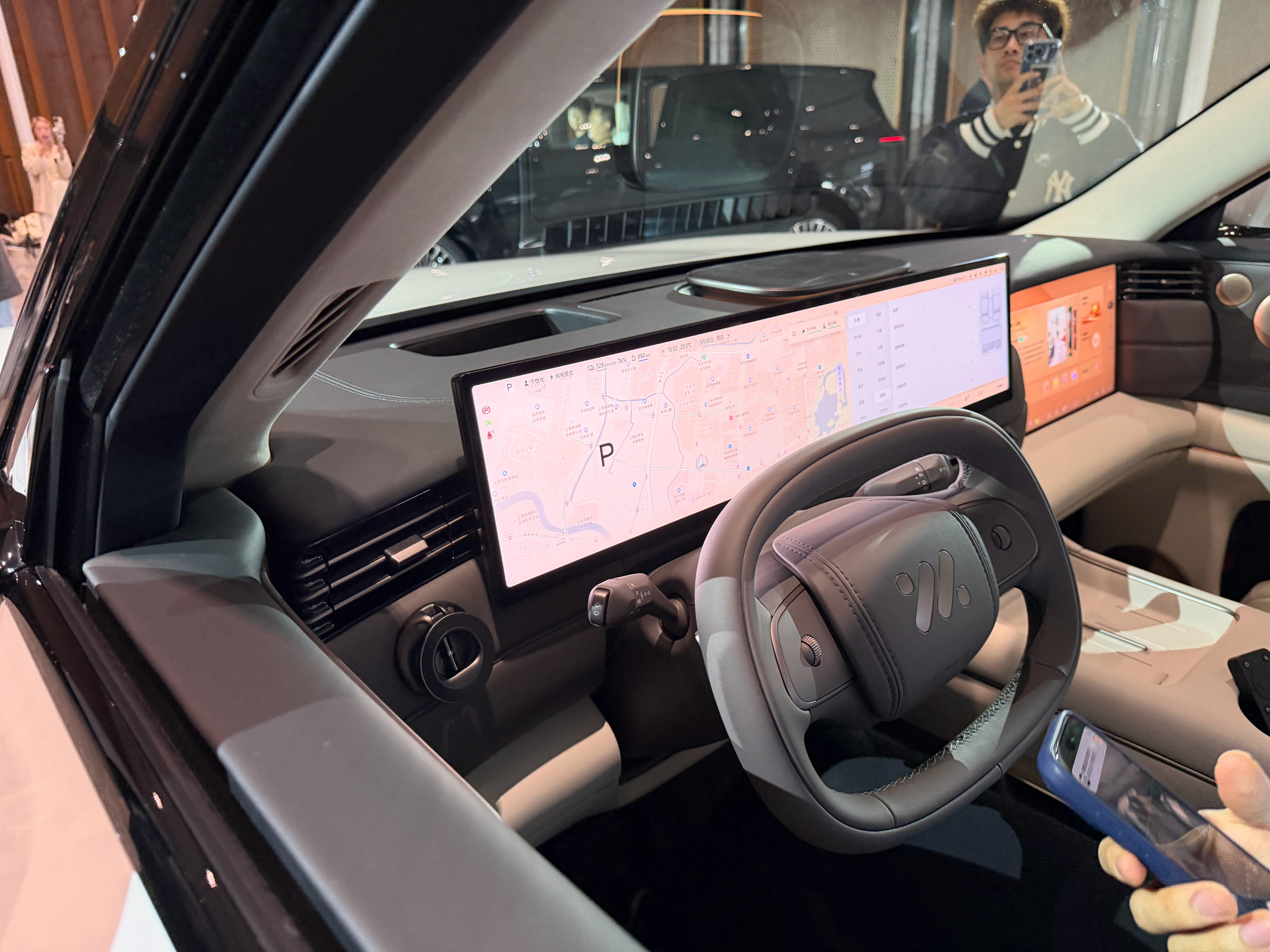 到发布会现场了，LS8的侧面看起来比LS9更运动，大五座和六座都有，看看今晚具体