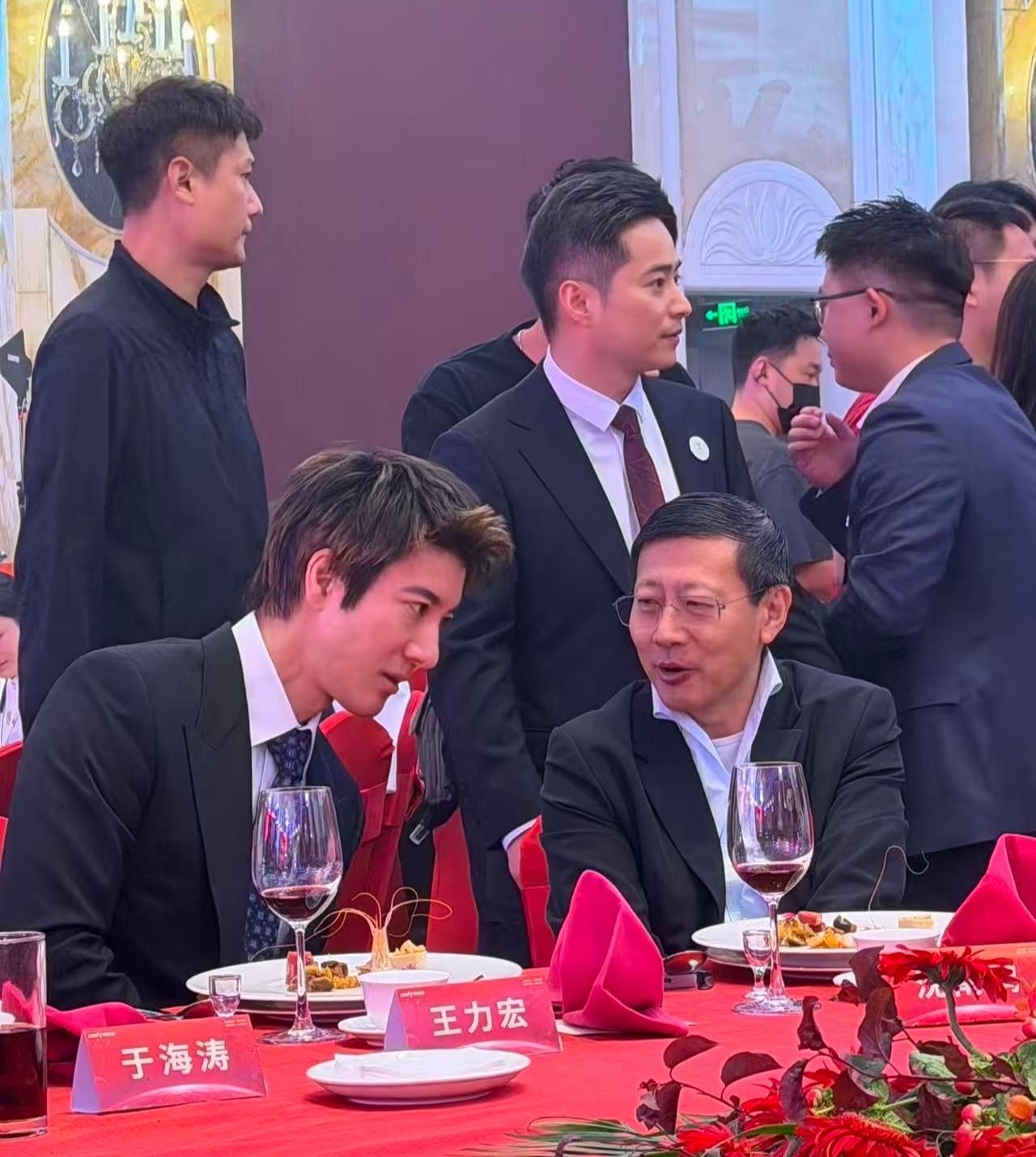 果然姜还是老的辣，我问我爸，王力宏不是歌手吗？怎么还去参加宇树科技上市了？老爸