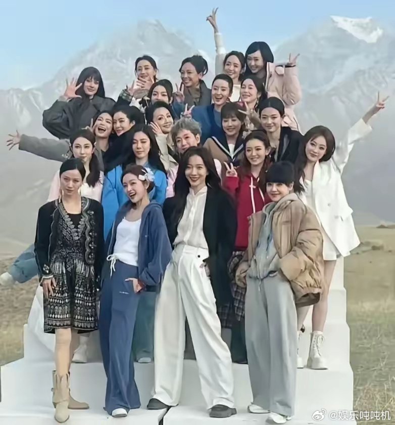 浪姐6的大合照，吴宣仪为什么变得这么不“着眼”了呢？王珞丹的气场是真强大，满