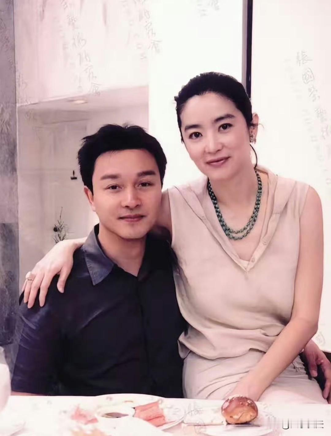 25年前，张国荣去探望刚刚做了妈妈的林青霞。​