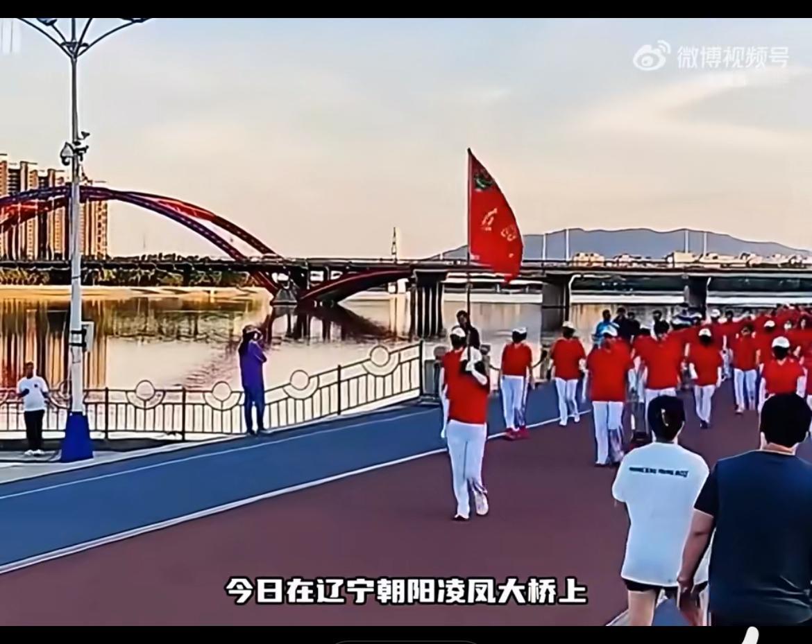 是因为人多才不让路，消防车走的是非机动车道，是去备勤。朝阳暴走团团长回应为啥会僵