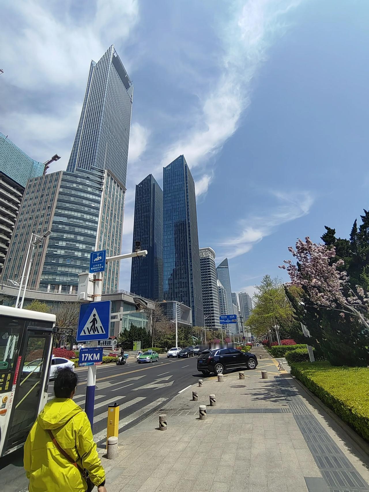 旅行也是生活，感悟人生的过程行李箱躺在玄关处，裹挟着亚麻衬衫的褶皱与薄荷味防