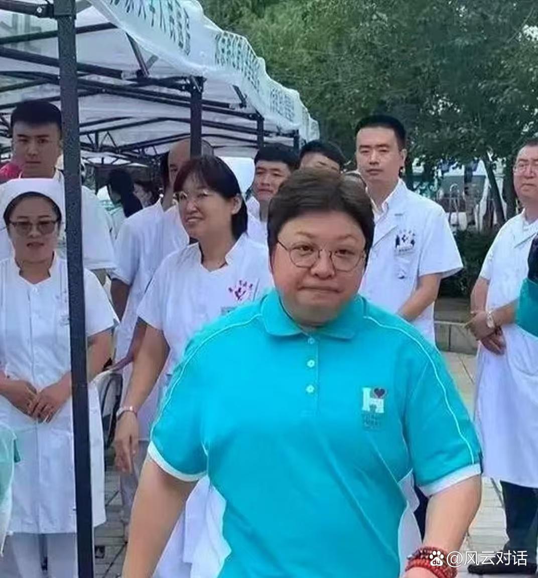 最近韩红基金会把年报亮出来了，这下子茶馆里头都炸开了锅。基金会一共有86名全