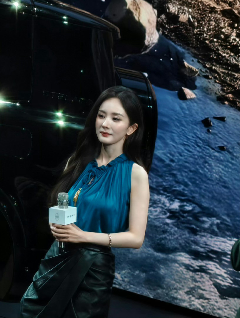 杨幂ym杨幂开叉皮裙姐姐太美丽啦
