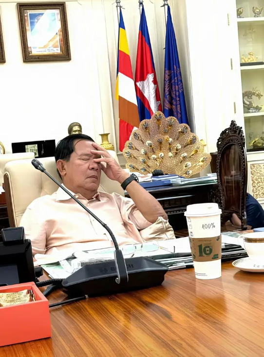 他信终于可以松一口气了，这时候泰国法院已经驳回了他信涉嫌侵犯君主罪。这一罪名一旦