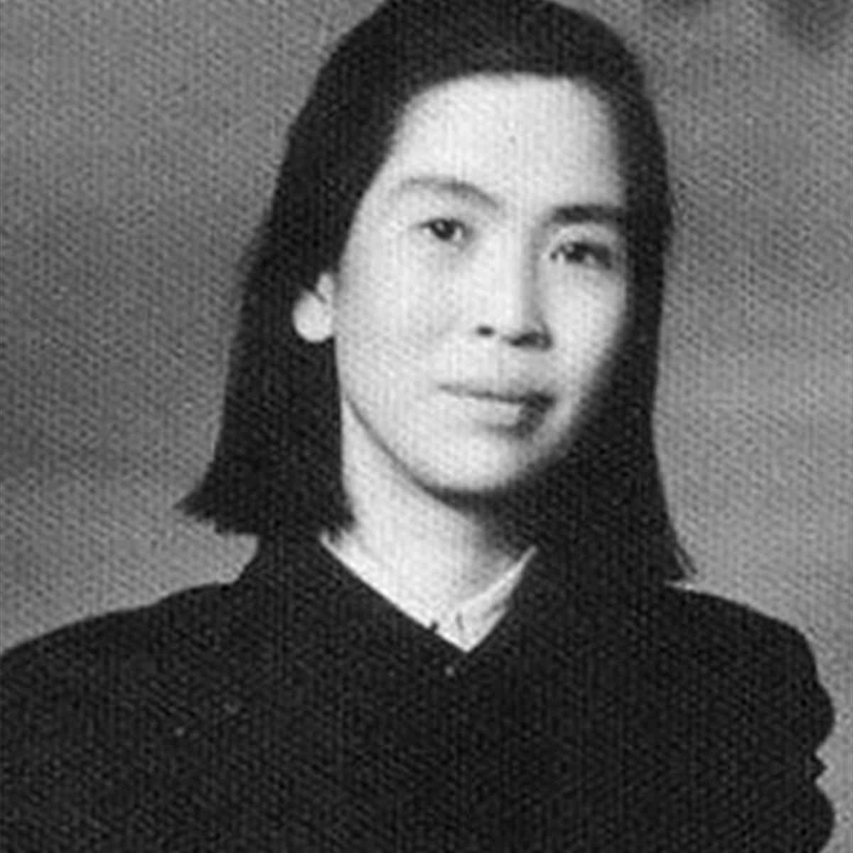 1972年的北京，冬天冷得刺骨。深夜的中南海大门外，警卫员看着走过来的身影，忍不
