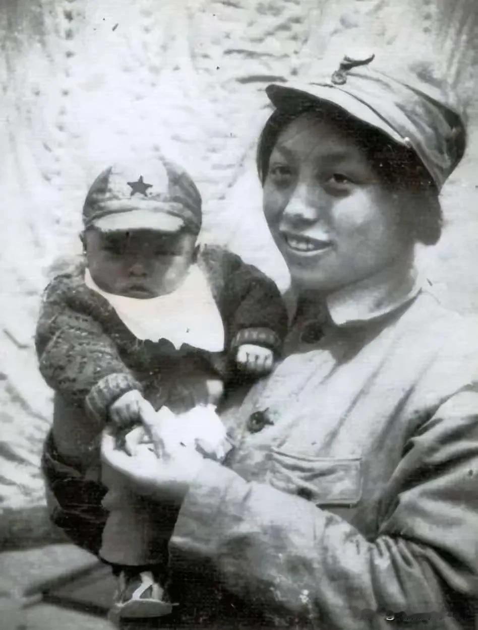 1937年地主扛回昏倒女兵，解开衣襟的瞬间他惊到失语：怀里竟藏着条小生命！那天