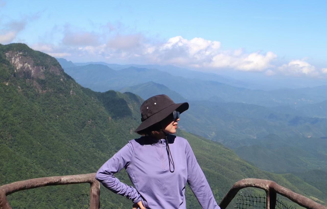 说这个话题那我就不困了哈首先，爬山不是逃离，而是让山野接住自己的情绪，大自然