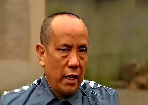 一个身家百万的家纺连锁店老板，被警察叫去问话。警察只是觉得他身份有点可疑，想核