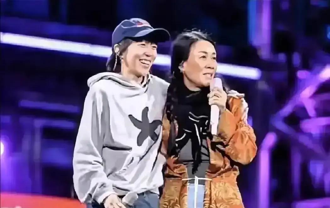 录制棚里，导演那句“聊聊妈妈”刚蹦出半截，那英的手已经按在话筒上。“停。先唱