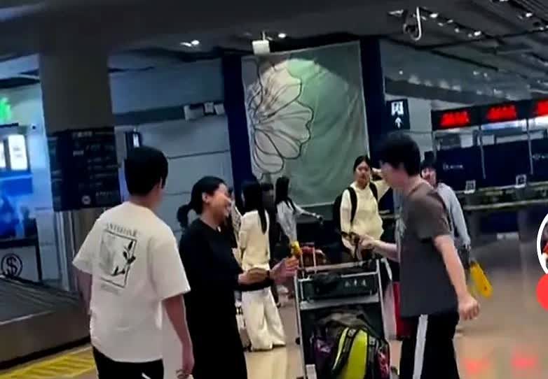 林诗栋被传冷脸搭档蒯曼，现场女粉一句话让真相瞬间反转现场目击者还原：女粉