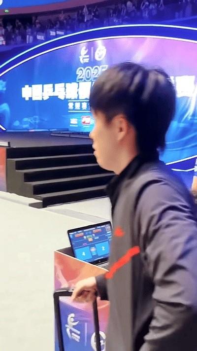 王楚钦被要求绕场退场，邹巴巴说"也不嫌麻烦"。真的不麻烦，路上连个小石子儿都
