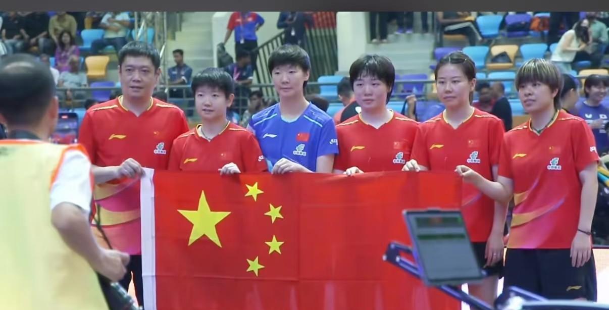 决赛夺冠后的大合照，红色就是好看，莎莎可爱得突出，整个人圆乎乎的，感觉所