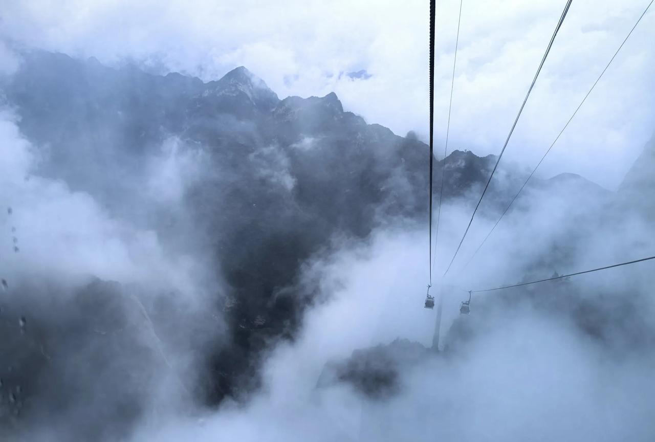华山冲陡立，险峻挺高齐。一线开天际，两峰成古时。云烟悬峭壁，雨雾入灵池。太