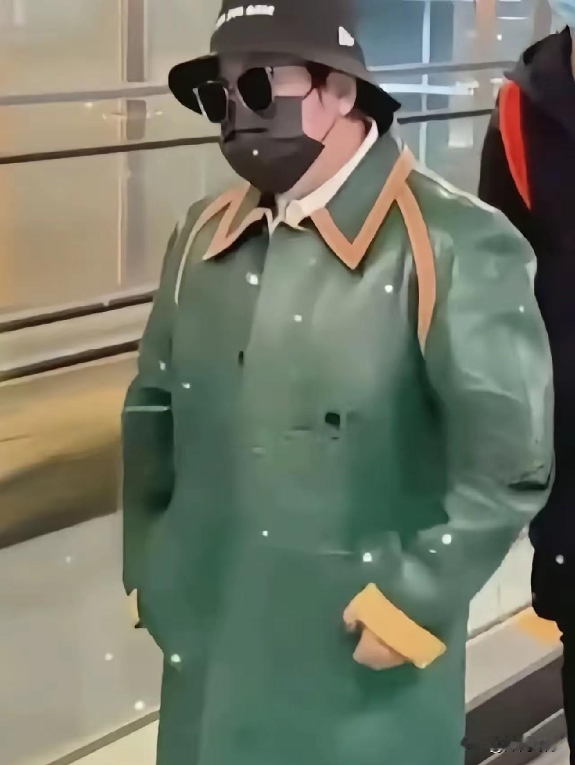 老韩身穿十几万的Prada风衣，座驾是400万起步的阿斯顿马丁。这不像吃不上盒