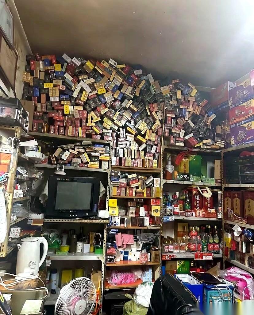 推开街角那家巴掌大的烟酒店玻璃门，我刚抬起的一只脚直接悬在了半空。老公在电话里
