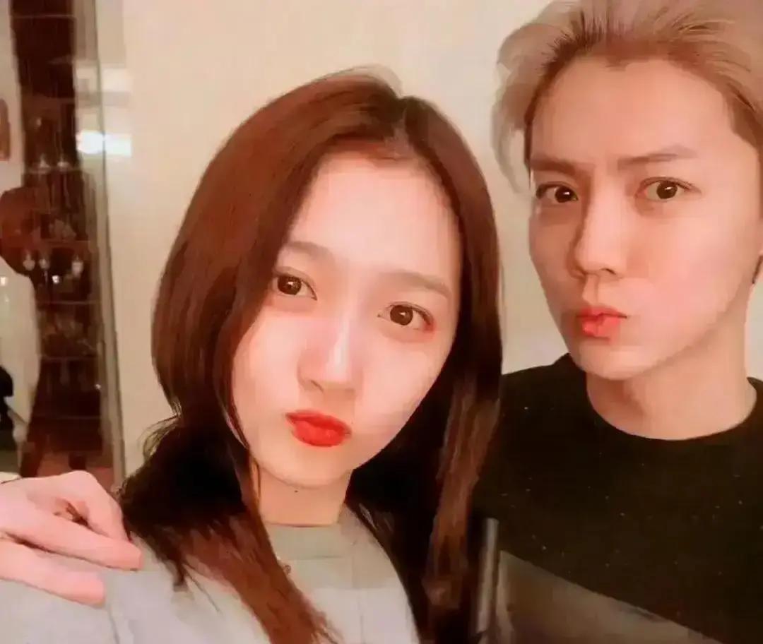 关晓彤深夜被拍进酒店，十分钟后鹿晗也从另一辆车闪进同一栋楼。七年里他们几乎不同