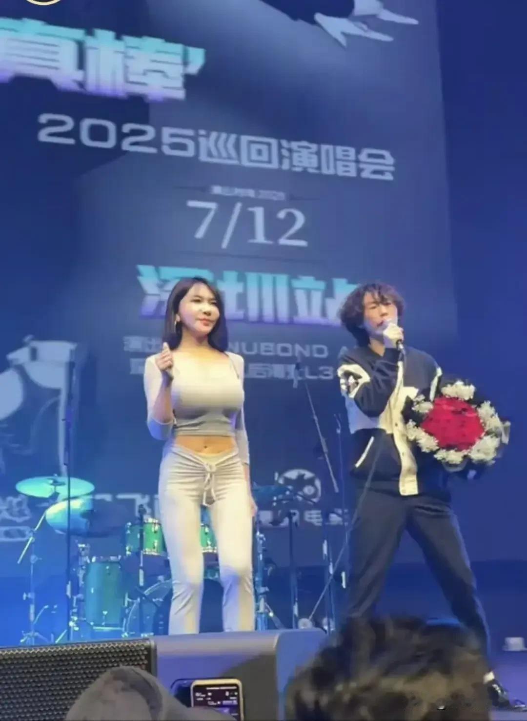 谁能想到？曾因演唱会只来9人被群嘲的庞麦郎，2025年深圳开唱竟坐满400人！更