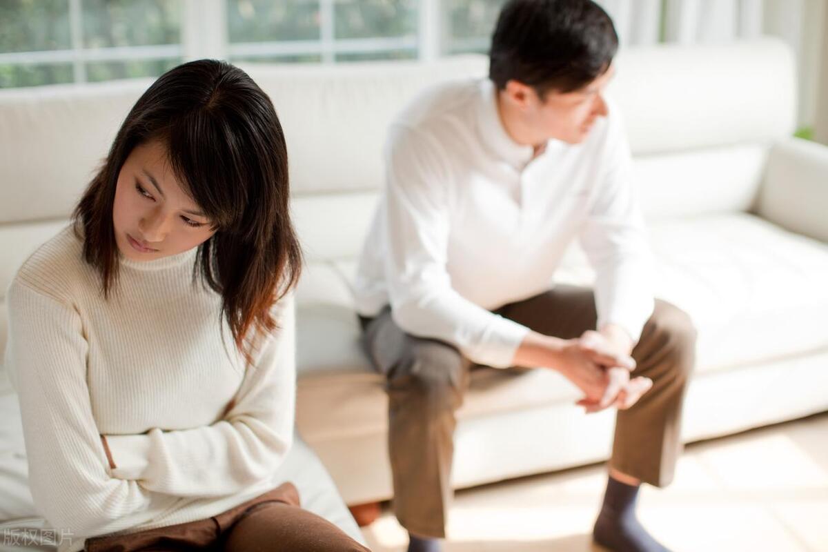 我堂姐的老公出轨了，她有洁癖，一天也忍不了，非离婚不可。离婚时女儿跟着她，而她前