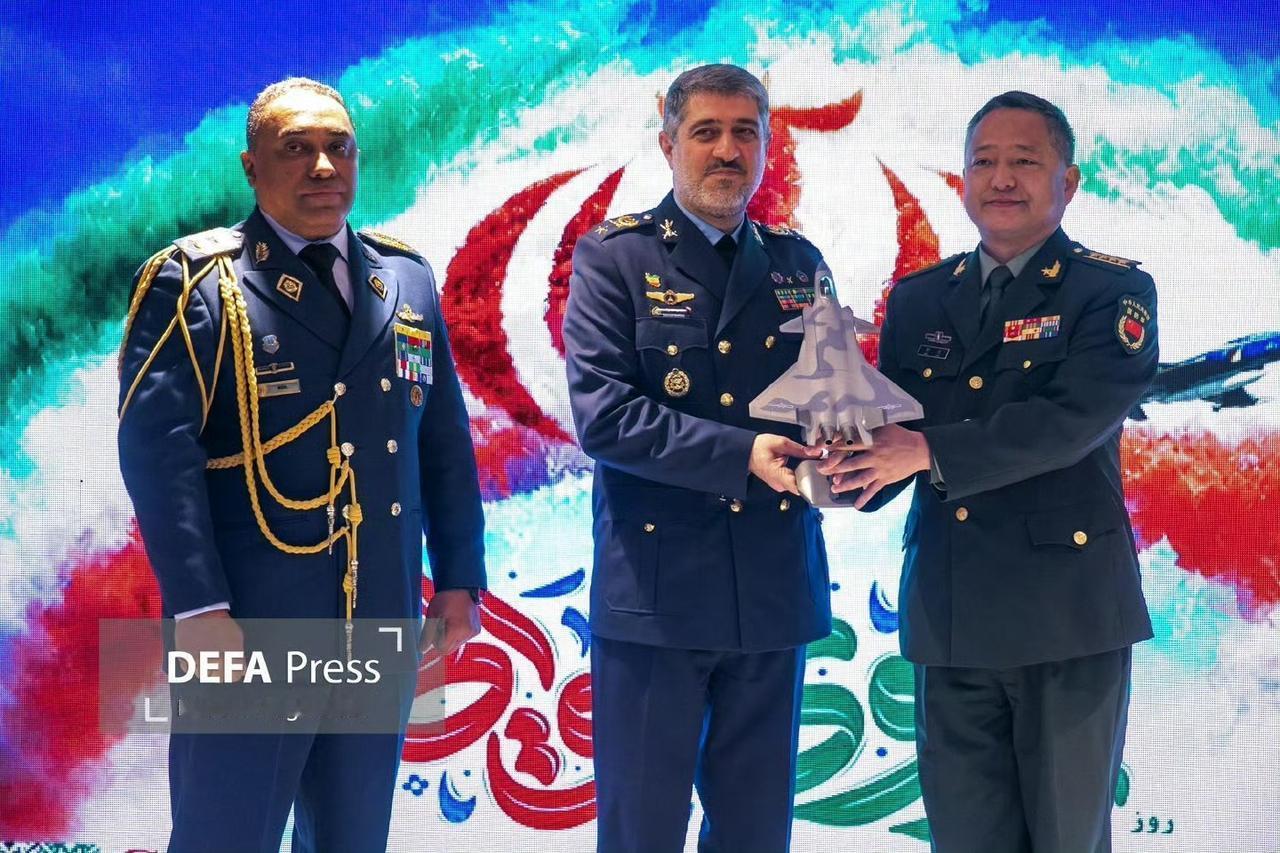 在2月8日伊朗空军节纪念仪式上，中国驻伊朗武官向伊朗空军司令赠送了一架歼-20战