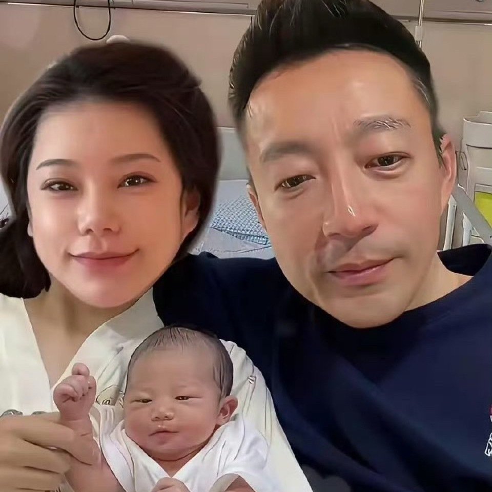 马筱梅首次公开儿子小汪宝正脸汪小菲基因也太霸道了姐弟三人像一个模子里刻出来的​