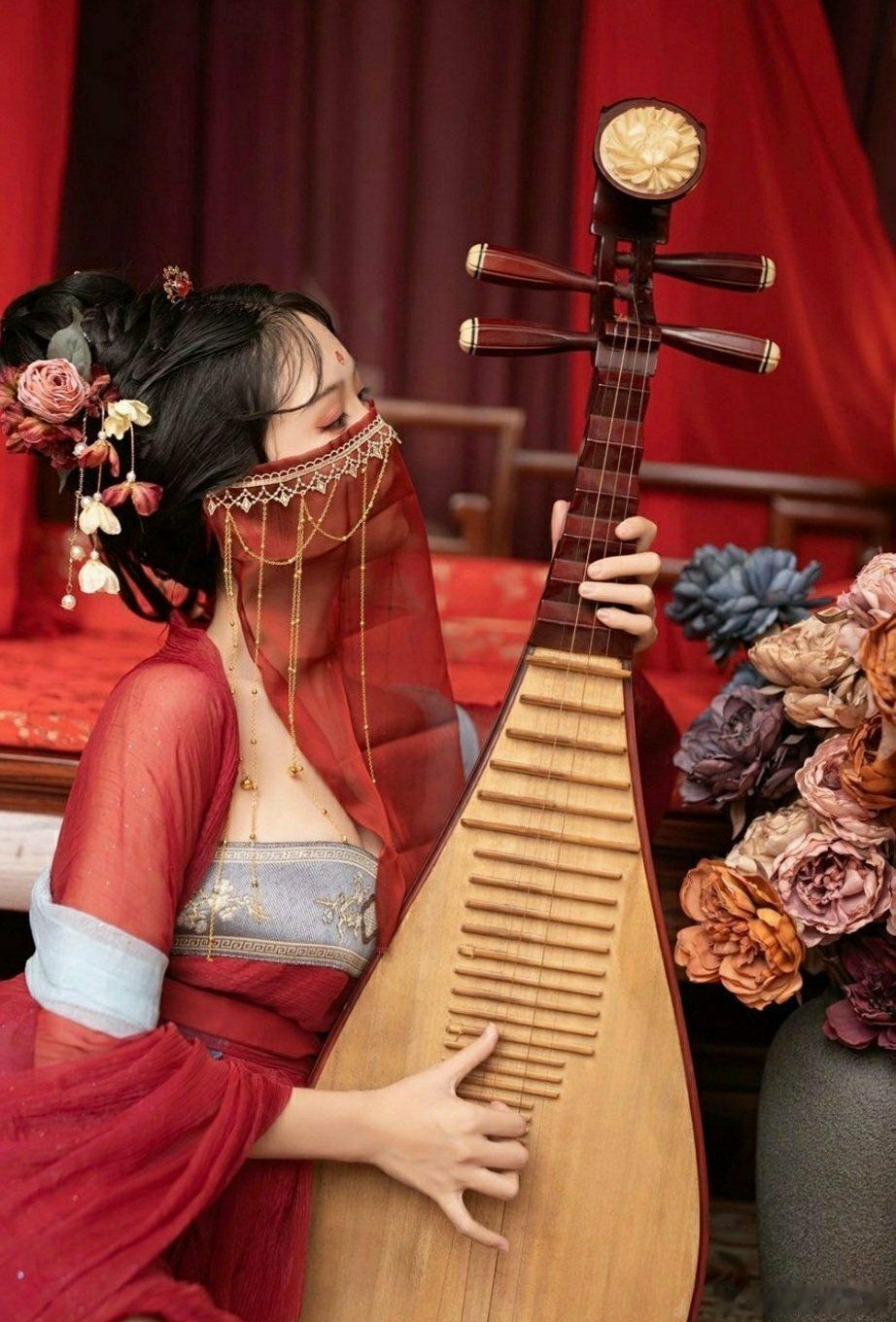 晚婚诀：晚婚之人莫叹悲，八字之中可细推华盖重重婚不早，四柱无财不必催女人纯阳魁罡