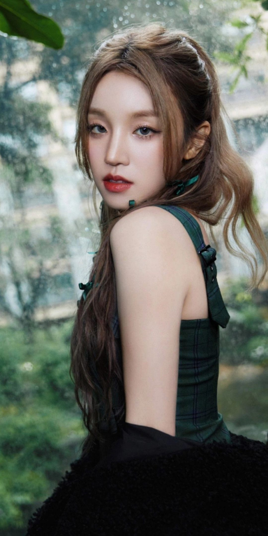 宋雨琦壁纸，墨绿色妆造穿搭。宋雨琦