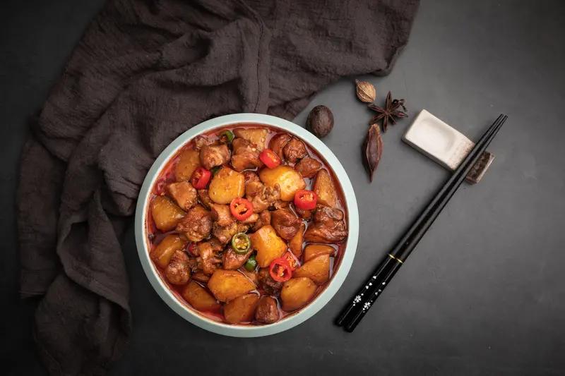 一日三餐里，若非得选一顿少吃，那无疑就是晚餐！人体夜间休息，晚餐吃太多简直会把肠