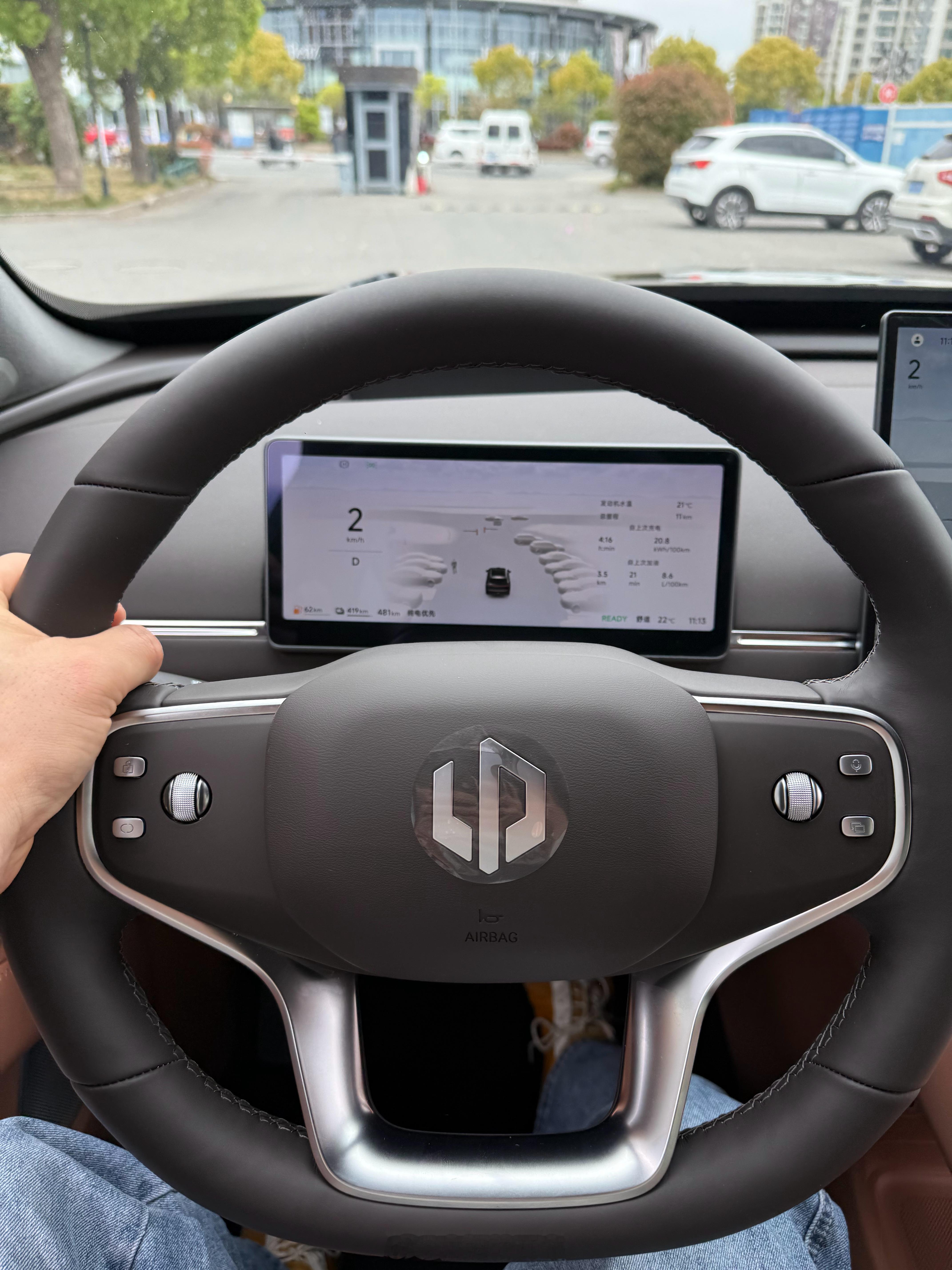 D19提车了，销售跟我说是上海首台，我定的是增程版，三个套装都选了。我把三个套装