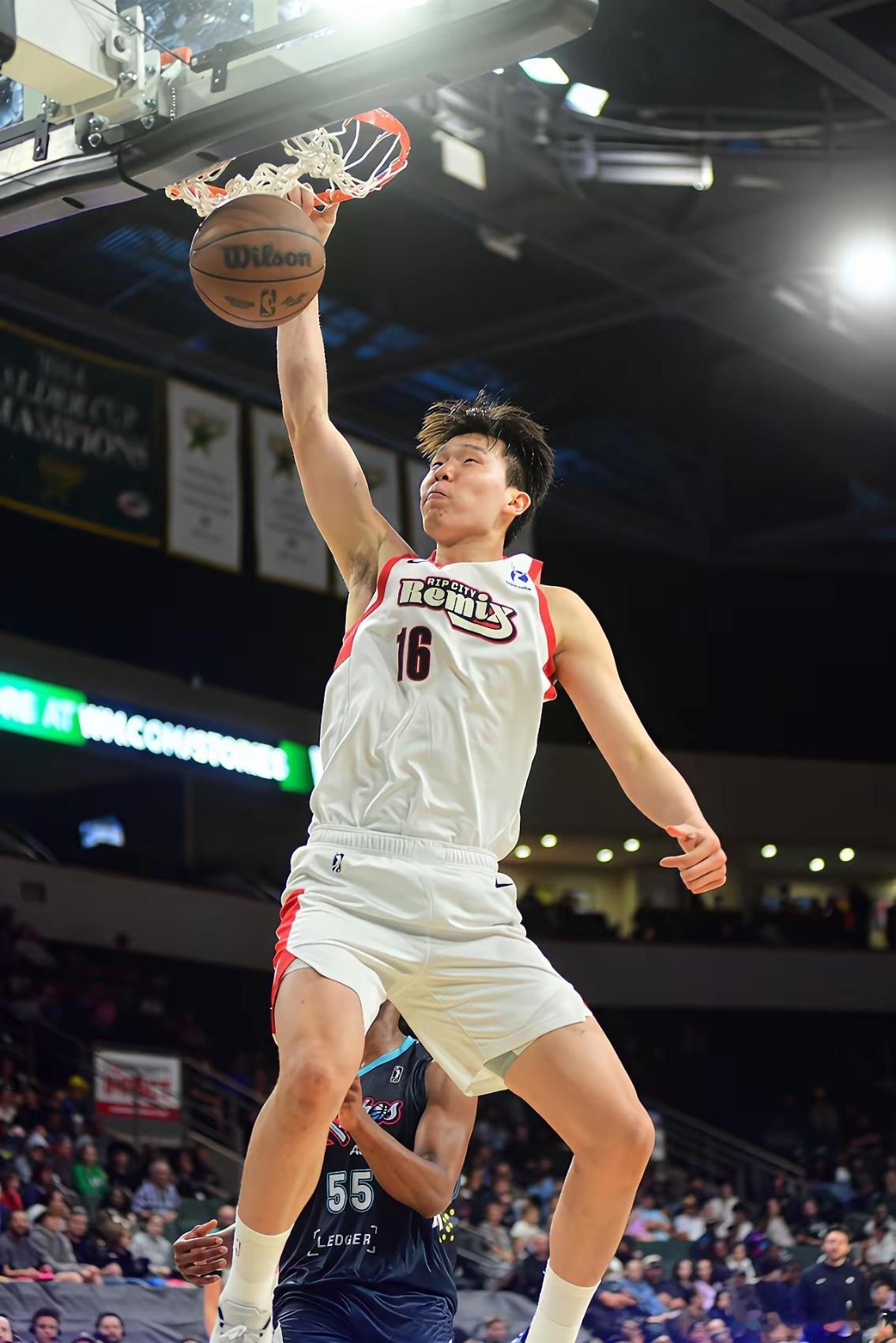 杨瀚森：国内篮球与NBA差距巨大，如同鸿沟。他昨日从美国归来，接受采访时表示，在