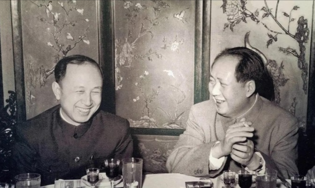1956年，钱学森应邀参加国宴。他手拿请柬，竟怎么也找不到自己座位。突然，有人告