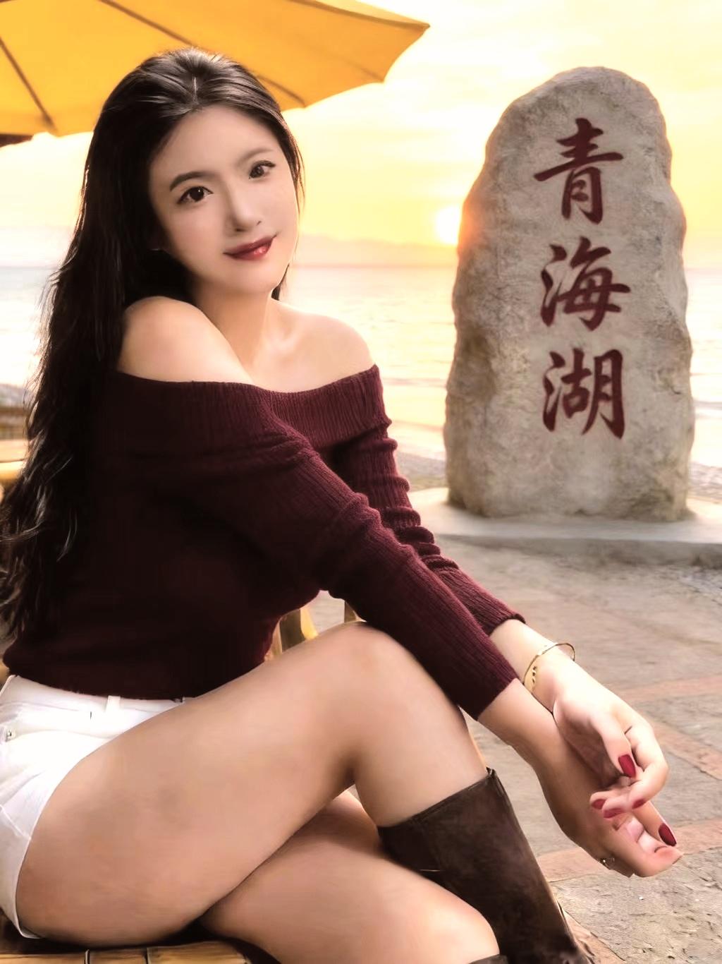 绝句湖边落日佳人风里都是湖的味道，眼前是落日与波光，青海湖落日，与红色记