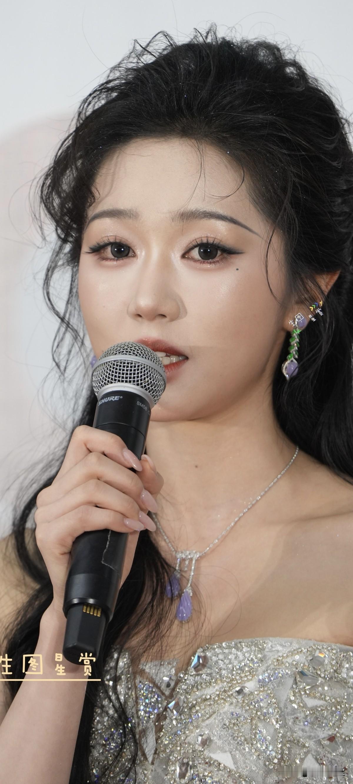 岳雨婷微短剧之夜两套look猫系公主，美得好灵动:这颜值，这气质，简直就是行走