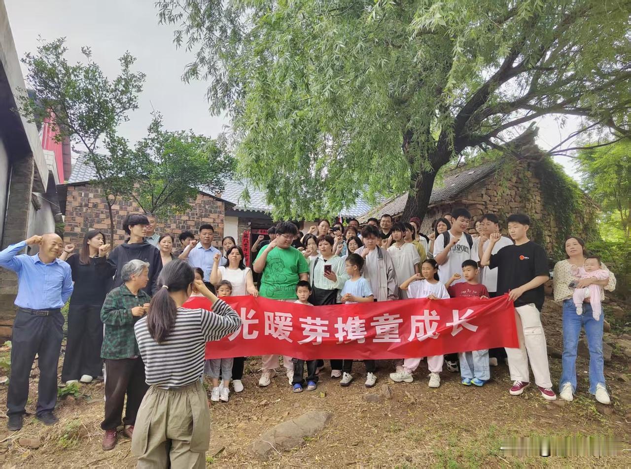 河南：“鹰城无孤”志愿团队赴鲁山开展暖心助学帮扶活动5月23日，河南