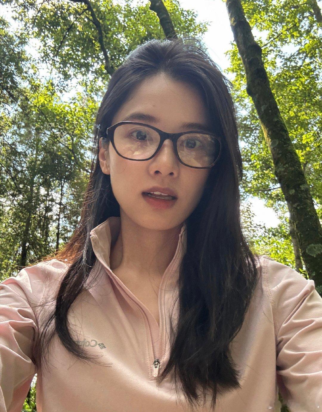 #张婧仪#闯入绿意里，捕捉鲜活瞬间​