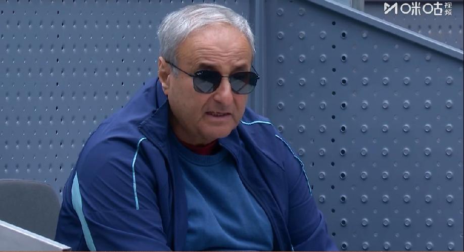 肯宁发出双误，丢掉了自己的发球局，被她老爹好一顿批评。小编英文不好，也不知道她老