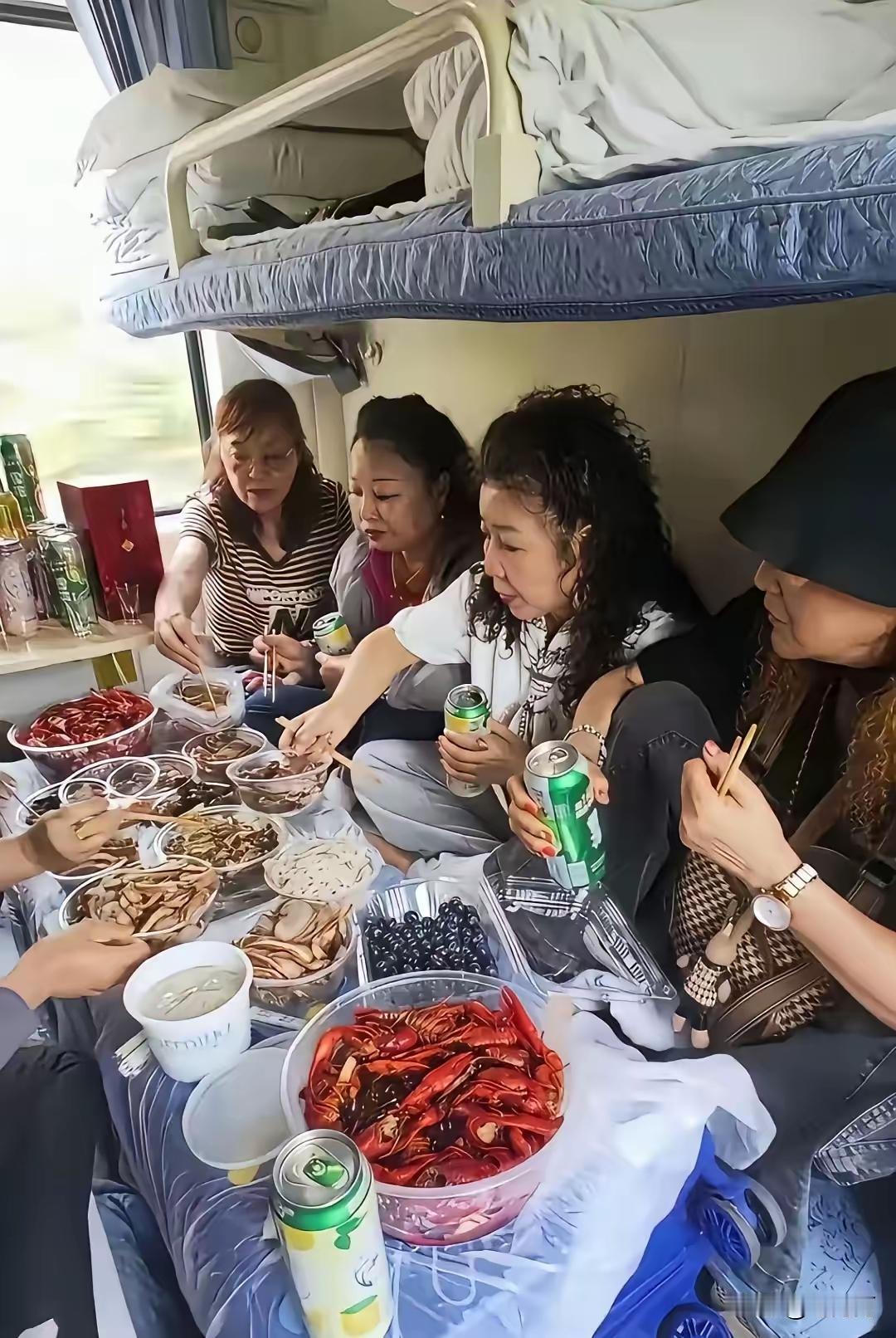 豪横！一群大妈在火车上直接开吃，小龙虾的味道飘满整个车厢。看面相这应该是一群东