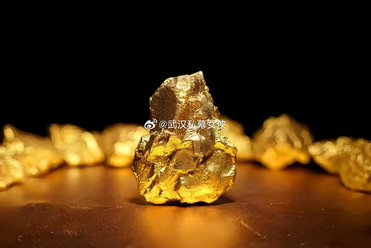 从钢材水泥到有色金属，经济增长从“黑灰”色变成彩色。白银，稀土，钴，镍，钨，可以