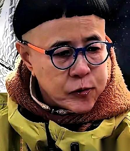 金龟子刘纯燕，快六十了。每个月退休金八千九，却专门坐飞机去外省，剪一个三十年没