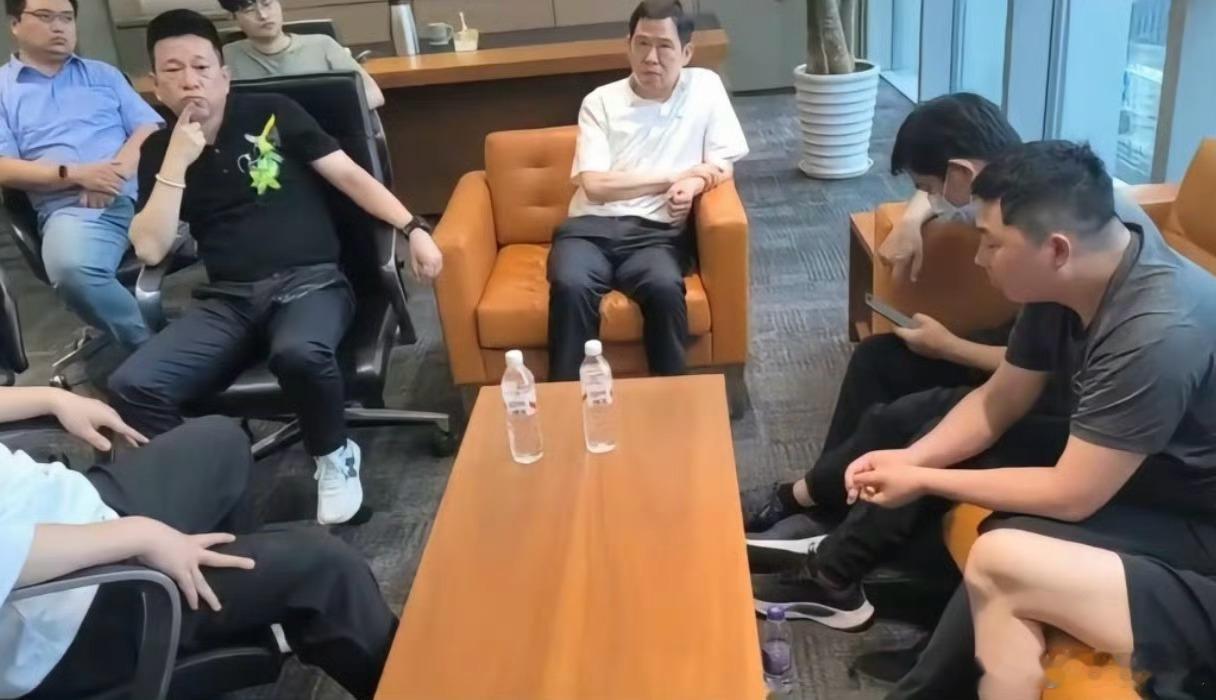 哪吒汽车近期深陷经营困境，自2024年10月起，公司频繁传出裁员、降薪、拖欠货款