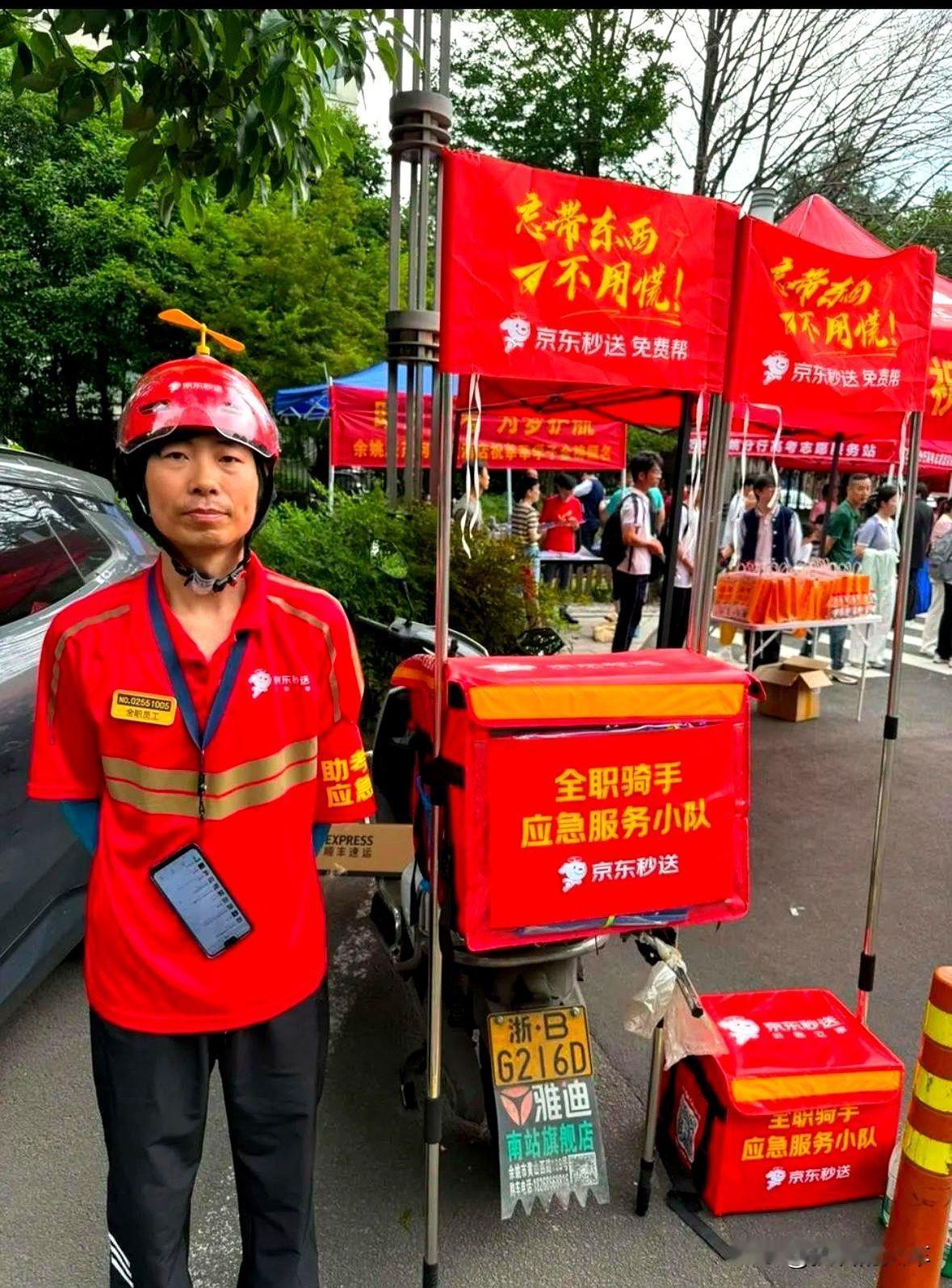太暖心了！今年高考最美的风景线不是一群穿红色旗袍的妈妈们也不是手捧向日葵
