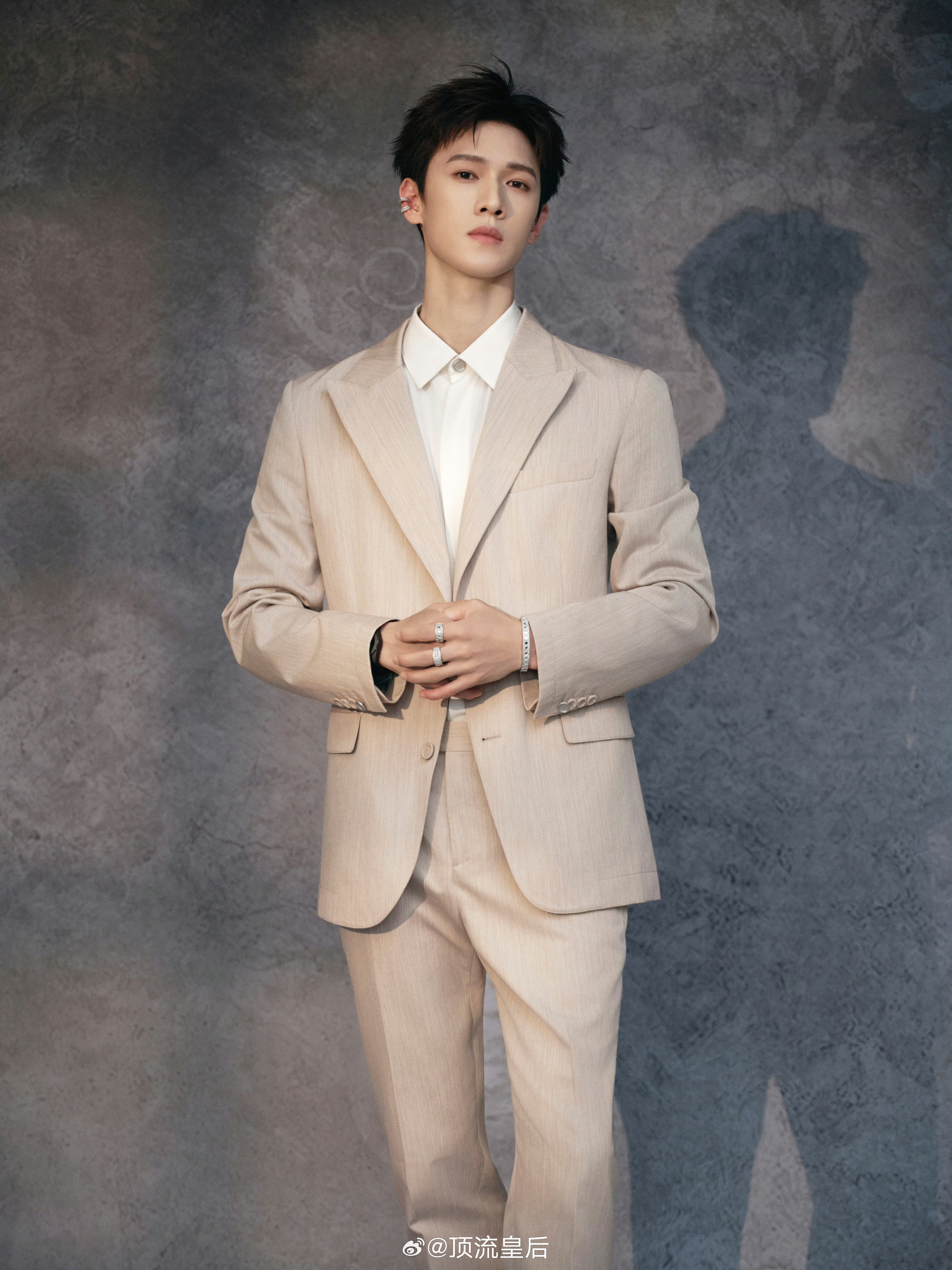 西装配耳骨钉，优雅贵气又先锐fashion，Dior贵公子李昀锐来啦。​​​