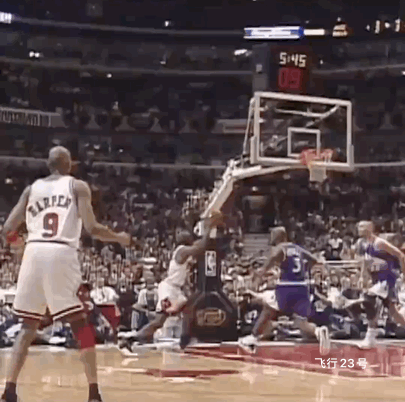 乔丹也摊手了！乔丹空中对抗爵士中锋“大白熊”格雷格·奥斯特塔格。要看空中的绝