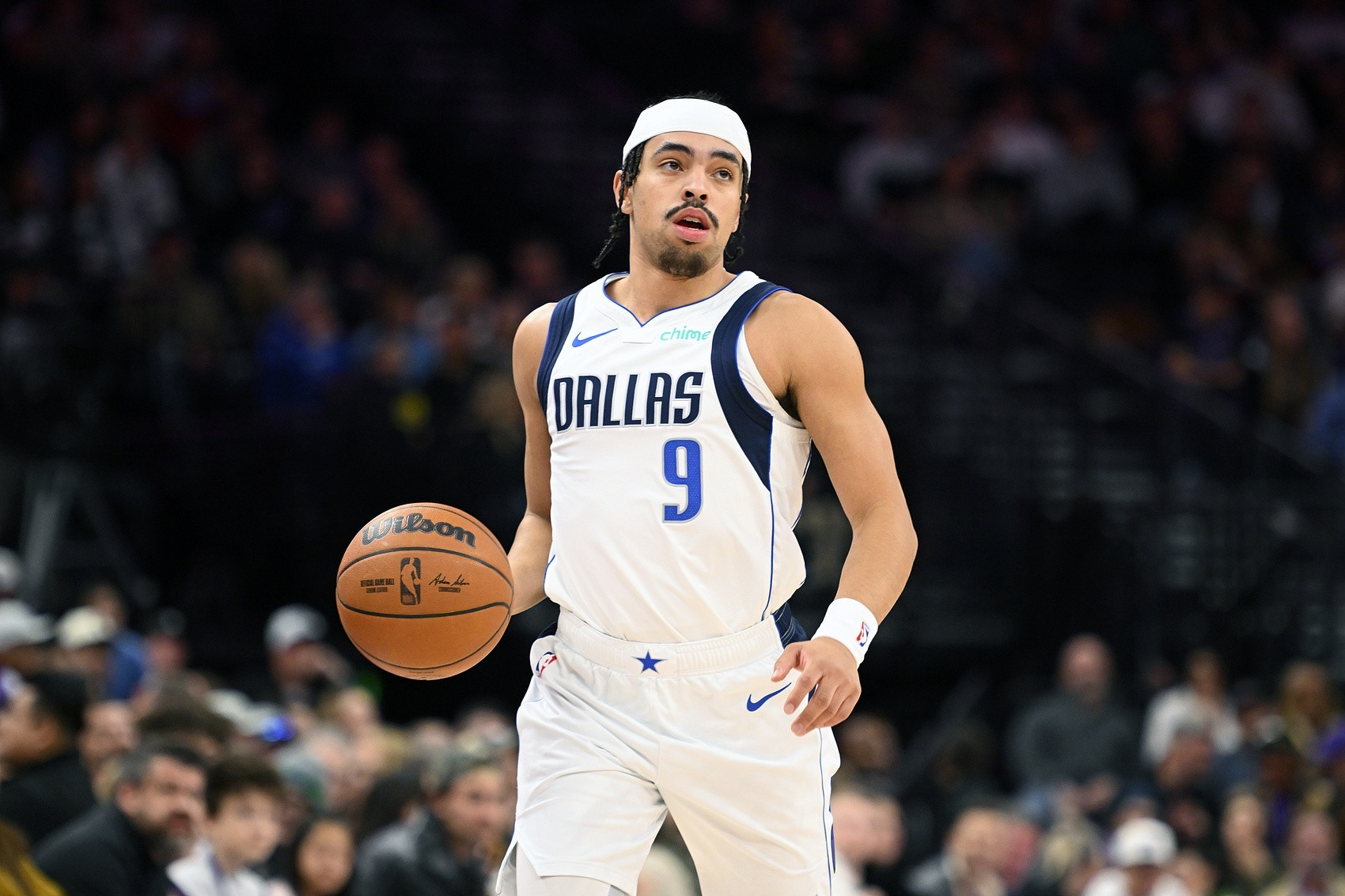 据记者RobMurrows报道，消息人士告知，独行侠将转正双向后卫瑞安·内姆哈