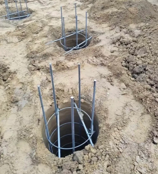 小区旁工地施工，一大爷称打桩会使他的房子被震垮，要求施工单位赔偿50万元，他多次