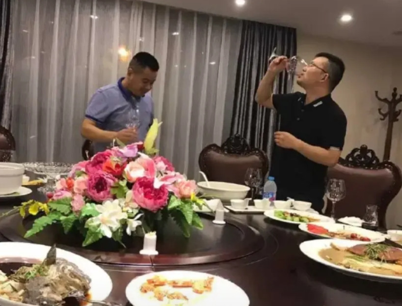 从违规吃喝到吃喝违规说开去。史上最严的禁酒令来了，中央明确规定严禁违规吃喝，要