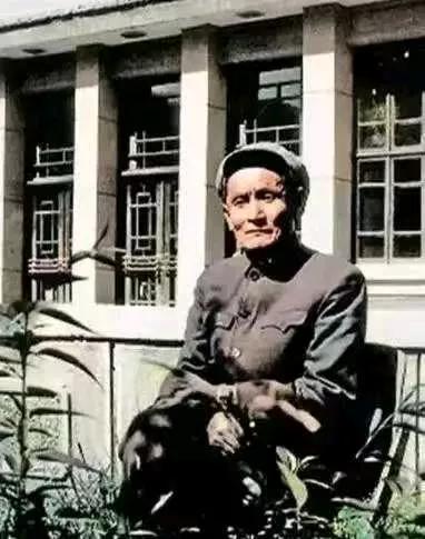 50年代，内蒙赤峰供销社大门被撬，大量财物丢失，警方侦查一无所获，有位民警一拍脑
