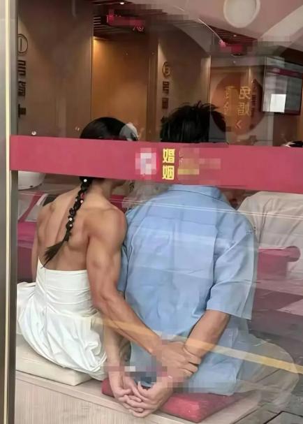 在民政局撞见这一幕，直接看愣了。别人来民政局，大多是办结婚或者离婚。这两位倒