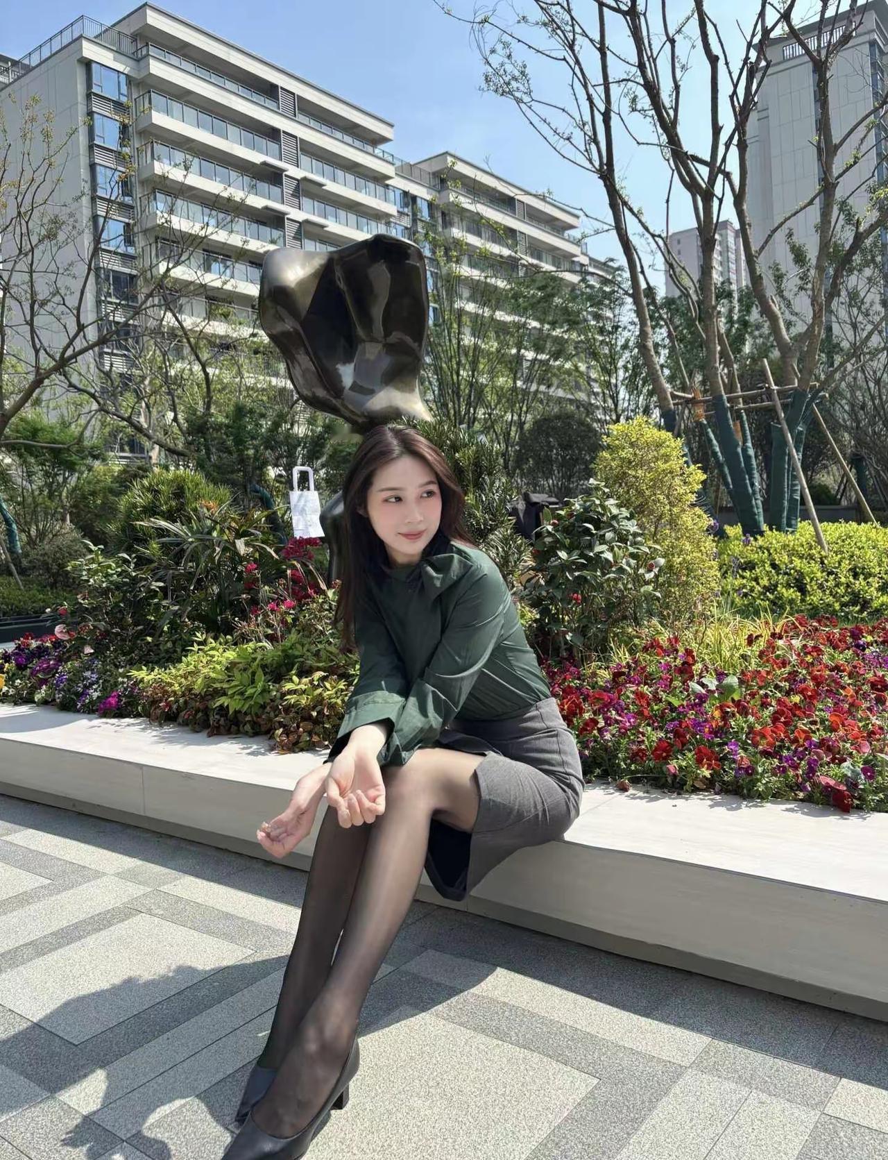 墨绿色特显高级感，薄黑丝特有少妇感墨绿色时尚风